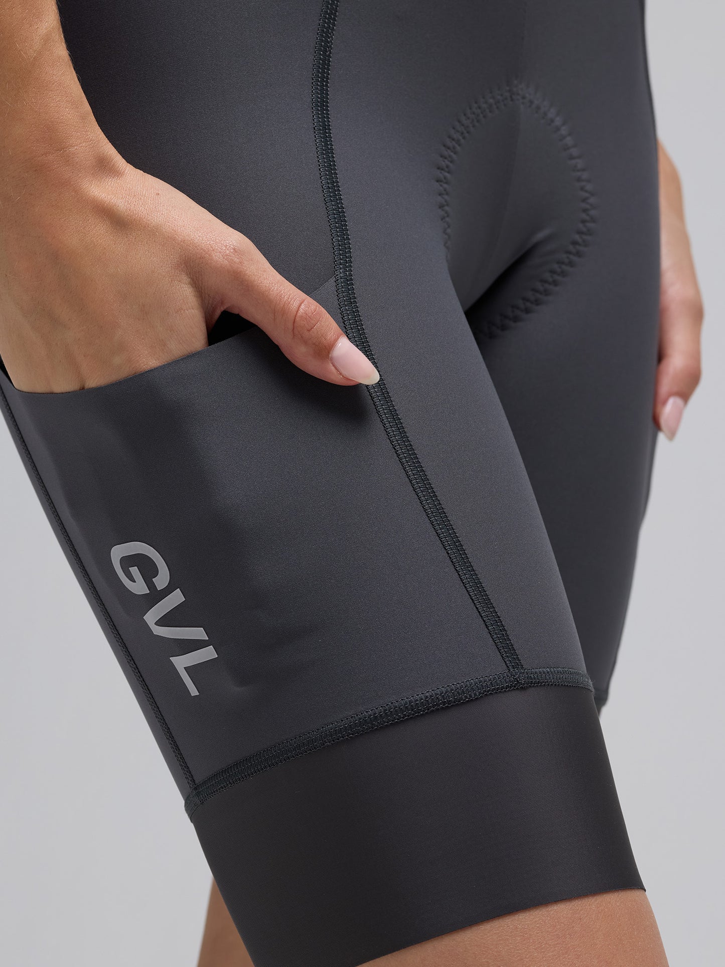 WOMEN'S MODERN CLASSIC CARGO BOOST BIB SHORTS - CHARCOAL